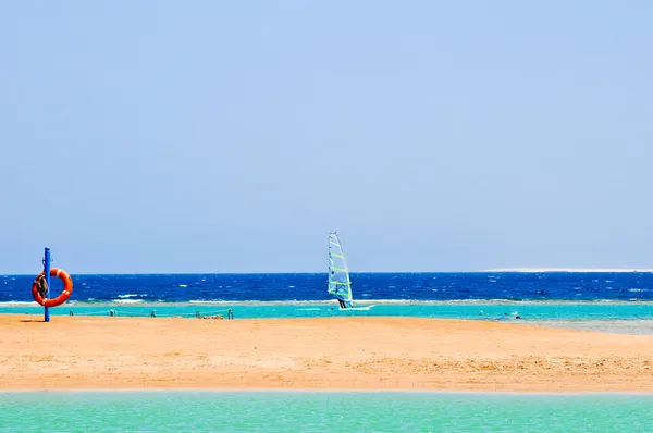 Windsurfer в море и томбуй жизни на пляже Египта — стоковое фото