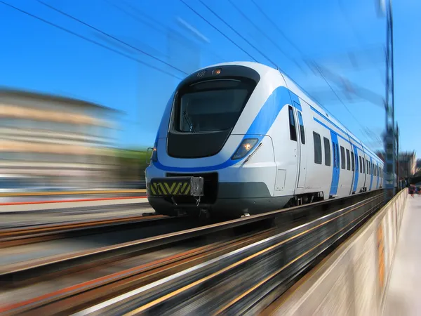 Высокоскоростной поезд с размытым изображением — стоковое фото