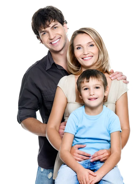 Счастливая молодая семья с симпатичным ребенком — стоковое фото