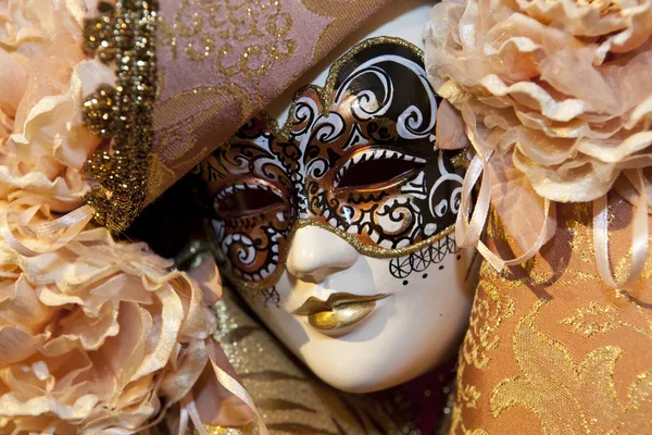 Типичный красочная маска от Венецианский карнавал — стоковое фото