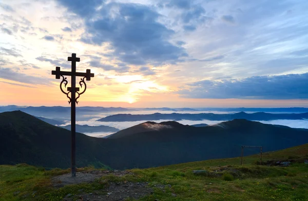 Летний закат с видом на горы с христианством крест — стоковое фото