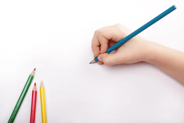 Рука ребенок рисует синий карандаш — стоковое фото