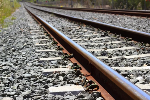 Железо ржавые поезд железнодорожной деталь над темные камни — стоковое фото