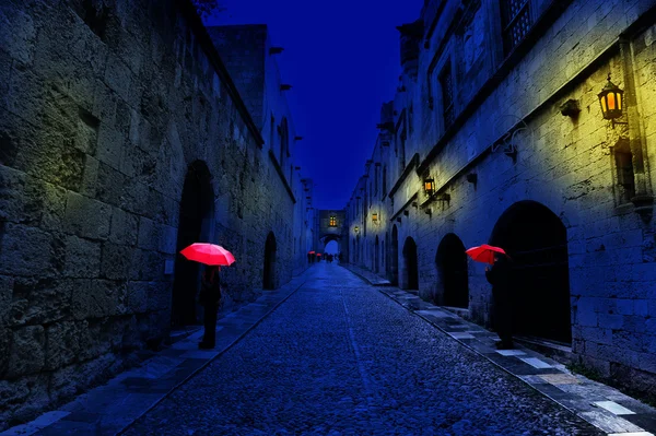Красные зонты — стоковое фото