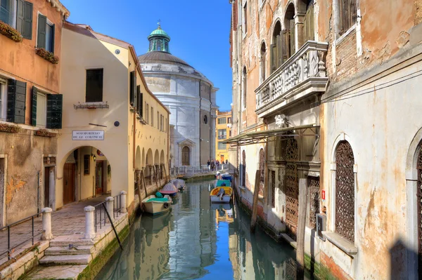 Старые дома и небольшой канал в Венеции, Италия — стоковое фото