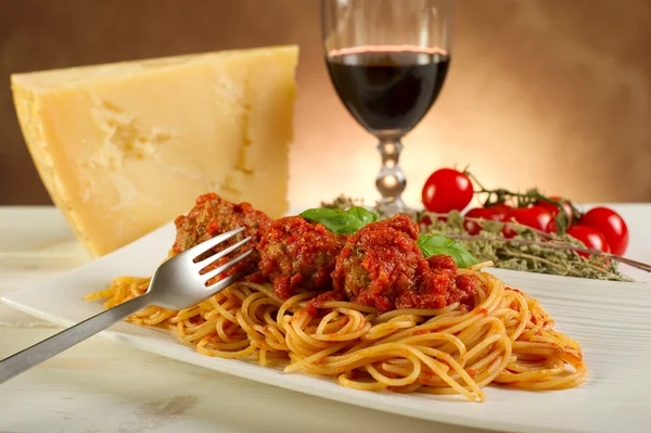 Спагетти с соусом фрикаделек и помидоров — стоковое фото