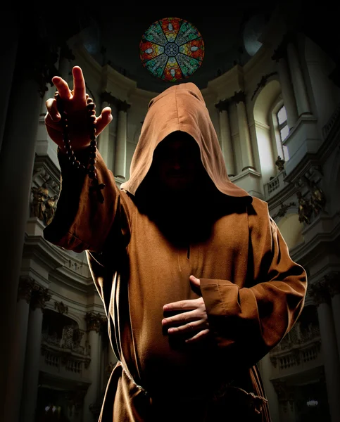 Проповедь монах в церкви — стоковое фото