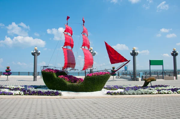 Корабль с Алые паруса - растительные скульптуры — стоковое фото