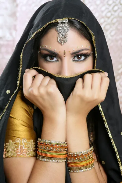 Красивая брюнетка азиатских девушка с черной вуалью на лице — стоковое фото