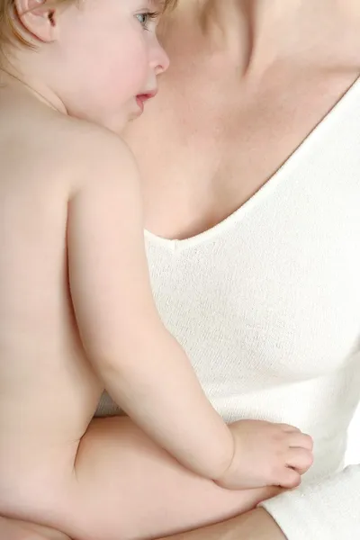 Мать, держа ребенка малыша на руках — стоковое фото