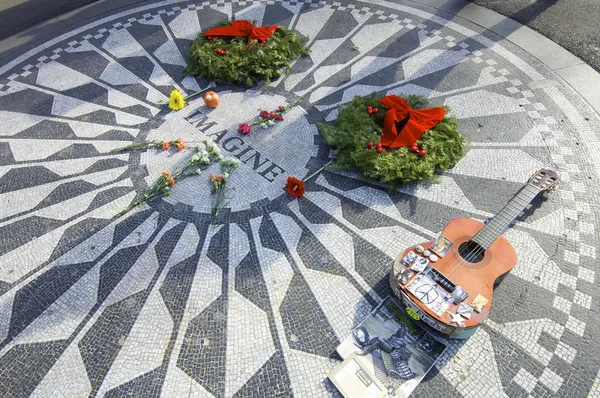 Джон Леннон памятник — стоковое фото