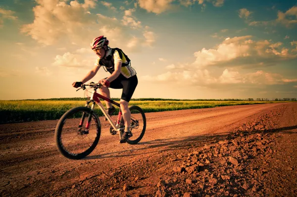 Человек чрезвычайная езда на велосипеде — стоковое фото