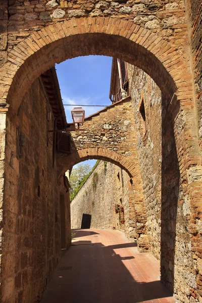 Древние каменные арки средневековый город Сан-Джиминьяно Тоскана Италия — стоковое фото