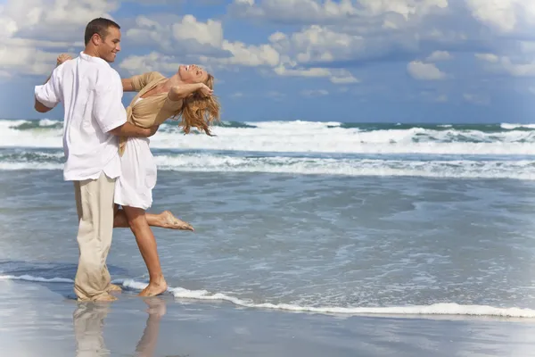 Мужчина и женщина пара занимается веселые танцы на пляже — стоковое фото