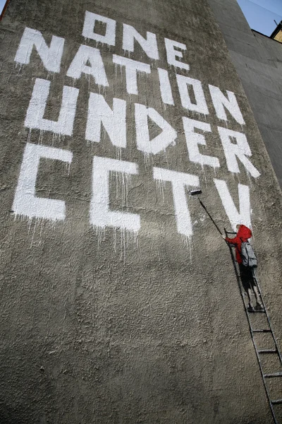 Граффити Бэнкси «одна нация под cctv — стоковое фото