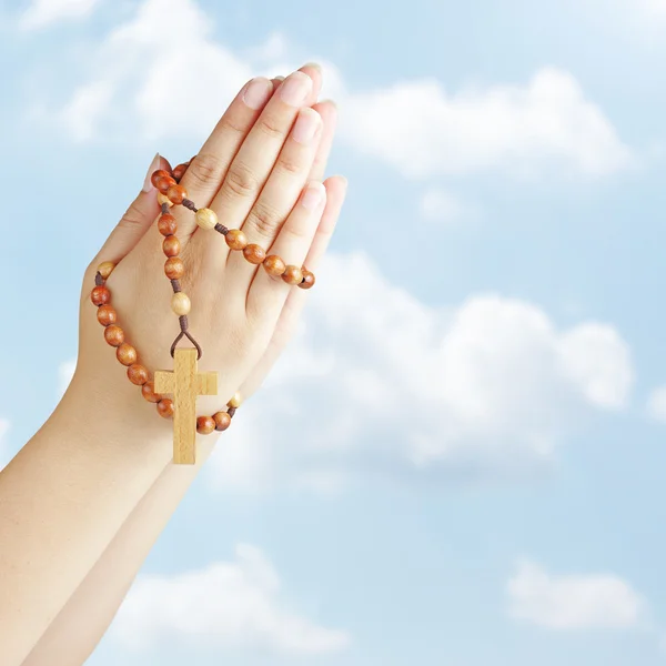 Руки в молитве с Молитва Розария — стоковое фото
