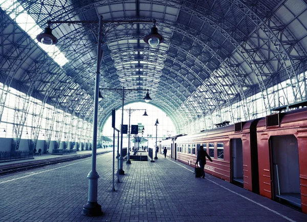 Крытая железнодорожная станция — стоковое фото
