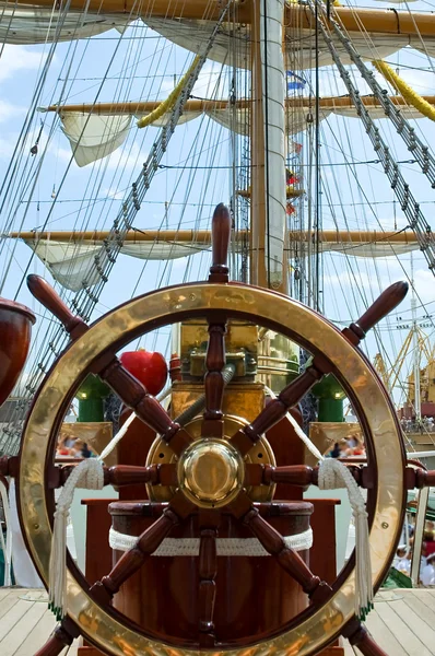 Старое колесо судна — стоковое фото