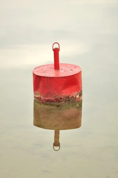 Красный буй, плавающие в воде — стоковое фото