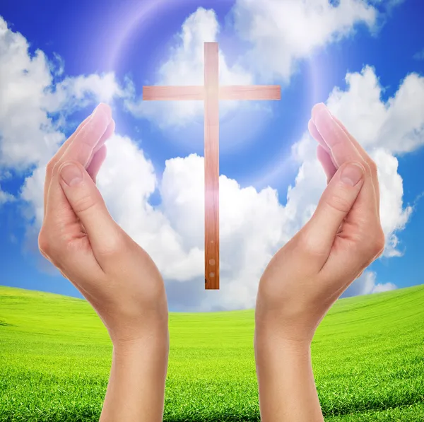 Молясь с руки крест в небо - Пасха концепции — стоковое фото