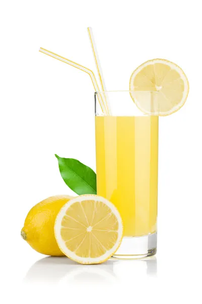 Лимонный сок стекла и свежие лимоны — стоковое фото