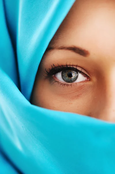 Молодая женщина с синий шарф — стоковое фото