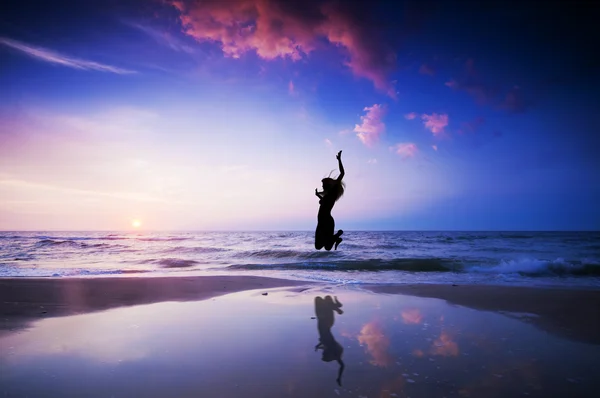 Счастливый прыжок, прыжки на пляже — стоковое фото