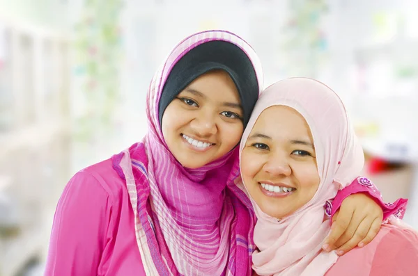 Счастливый мусульманских женщин — стоковое фото