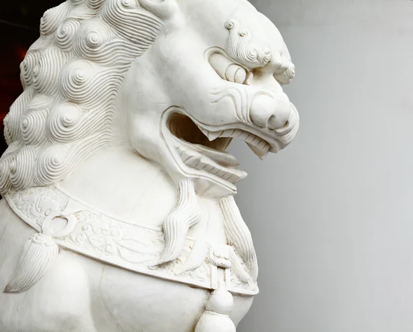 Китайский лев статуя крупным планом — стоковое фото