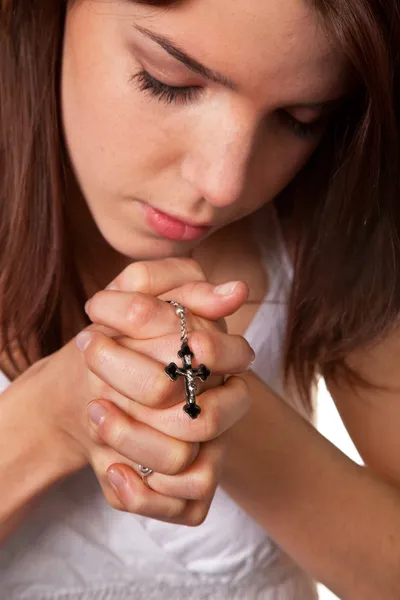 Молиться руки с девушкой крест молиться руки девушка СР — стоковое фото