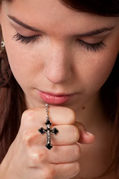 Девочки, молиться руки с крестом — стоковое фото