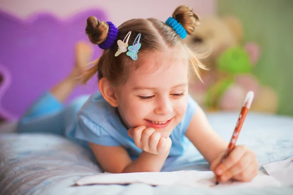 Счастливый маленькая девочка живопись в ее комнате — стоковое фото