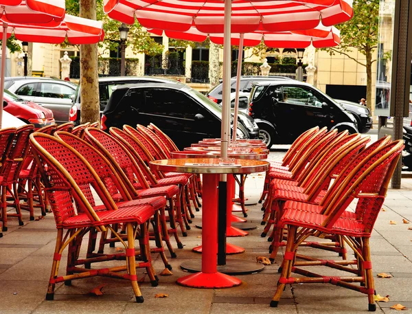 Терраса кафе в Париже — стоковое фото