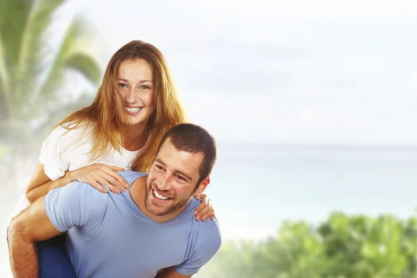 Портрет счастливой молодая пара, весело вместе в пляж — стоковое фото