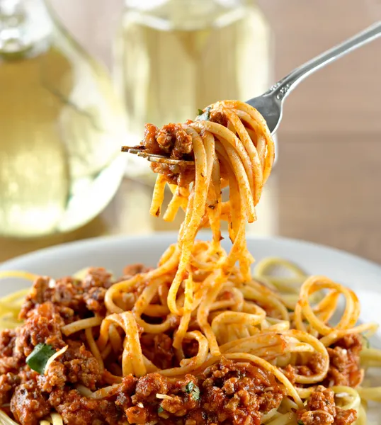 Спагетти, висит на развилке на ужин — стоковое фото