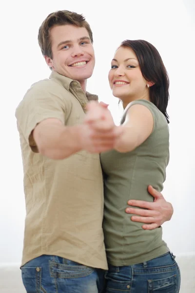 Счастливый молодая пара танцует на дому — стоковое фото