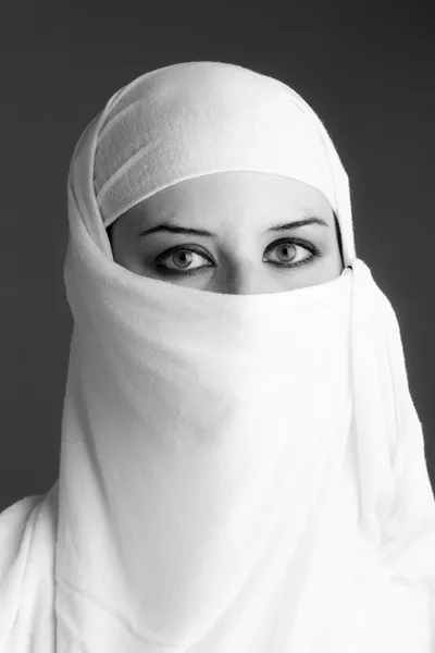 Арабская женщина, одетая мягкой вуали. Черный и белый — стоковое фото