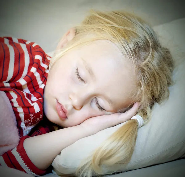 Спящая маленькая девочка — стоковое фото