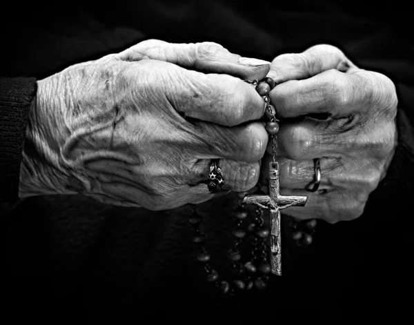 Старая женщина руки с Молитва Розария — стоковое фото