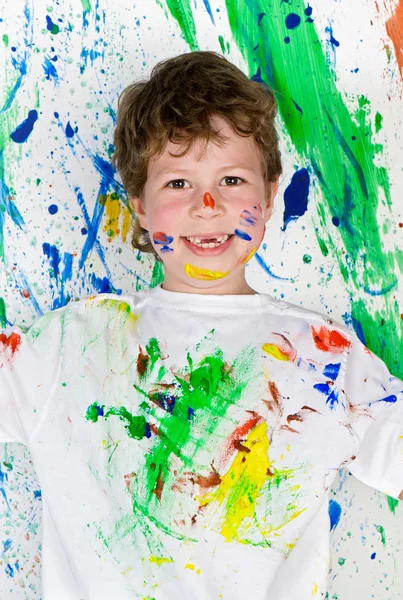 Мальчик играет с росписью — стоковое фото