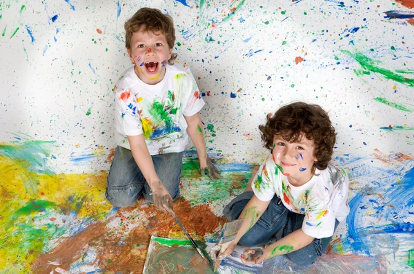 Дети, играющие с живописью — стоковое фото
