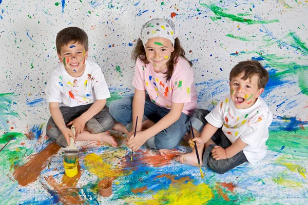 Дети, играющие с живописью — стоковое фото