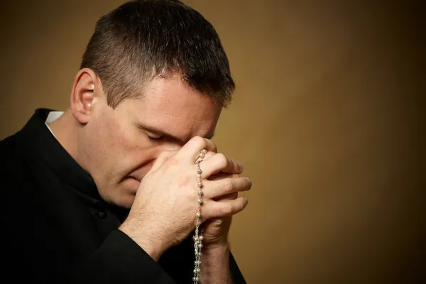 Священник молился — стоковое фото