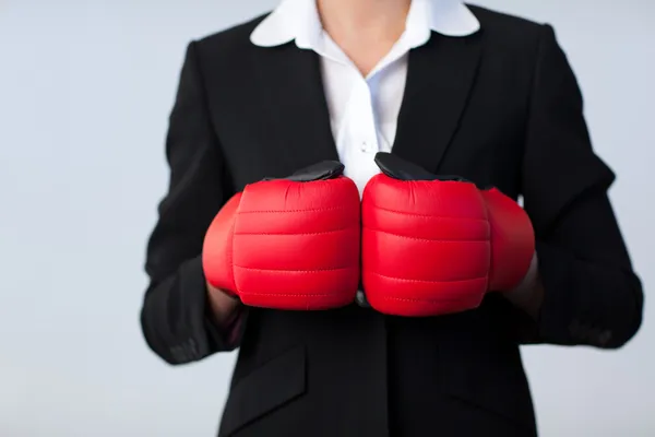 Деловая женщина с боксерские перчатки на — стоковое фото
