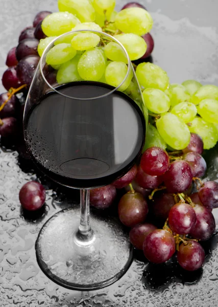 Стекло красное вино с виноградом — стоковое фото
