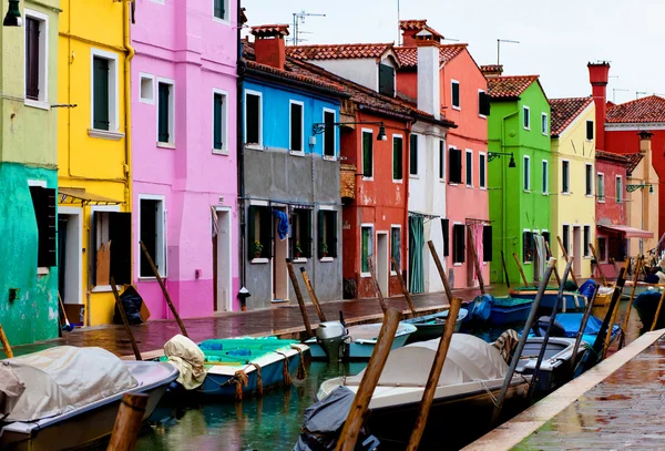 Венеция, канал Остров Бурано, цветные домики и лодки — стоковое фото