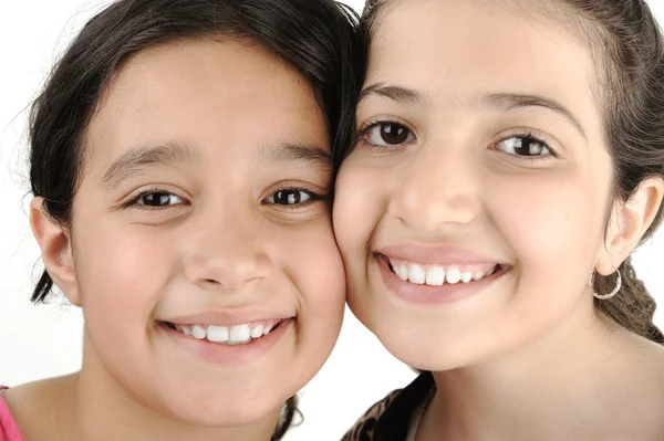 Две сестры девушка лучшие друзья вместе улыбаясь — стоковое фото