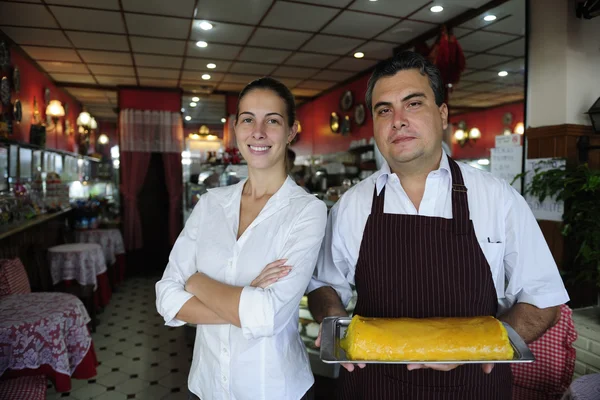 Малый бизнес: женщина владелец кафе и официант — стоковое фото