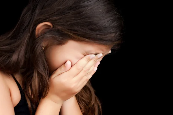 Портрет девочки плакали и скрывая ее лицо — стоковое фото