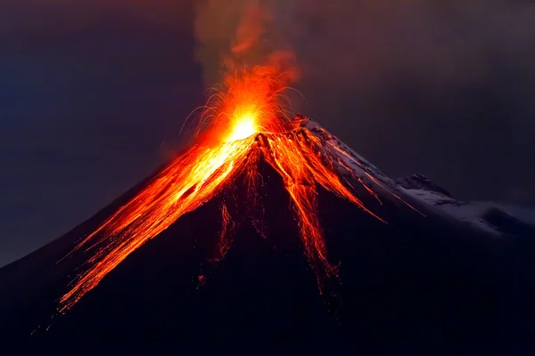 Извержение вулкана tungurahua — стоковое фото